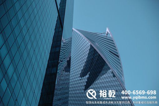 莫斯科市_ 俄羅斯_ 商業(yè)_ 多層建筑_ 深藍(lán)色的天空_ 窗口_ 藍(lán)天_ 天空.jpg